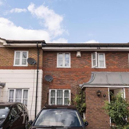 Modern & Spacious - Walk To London Excel- Parking エクステリア 写真