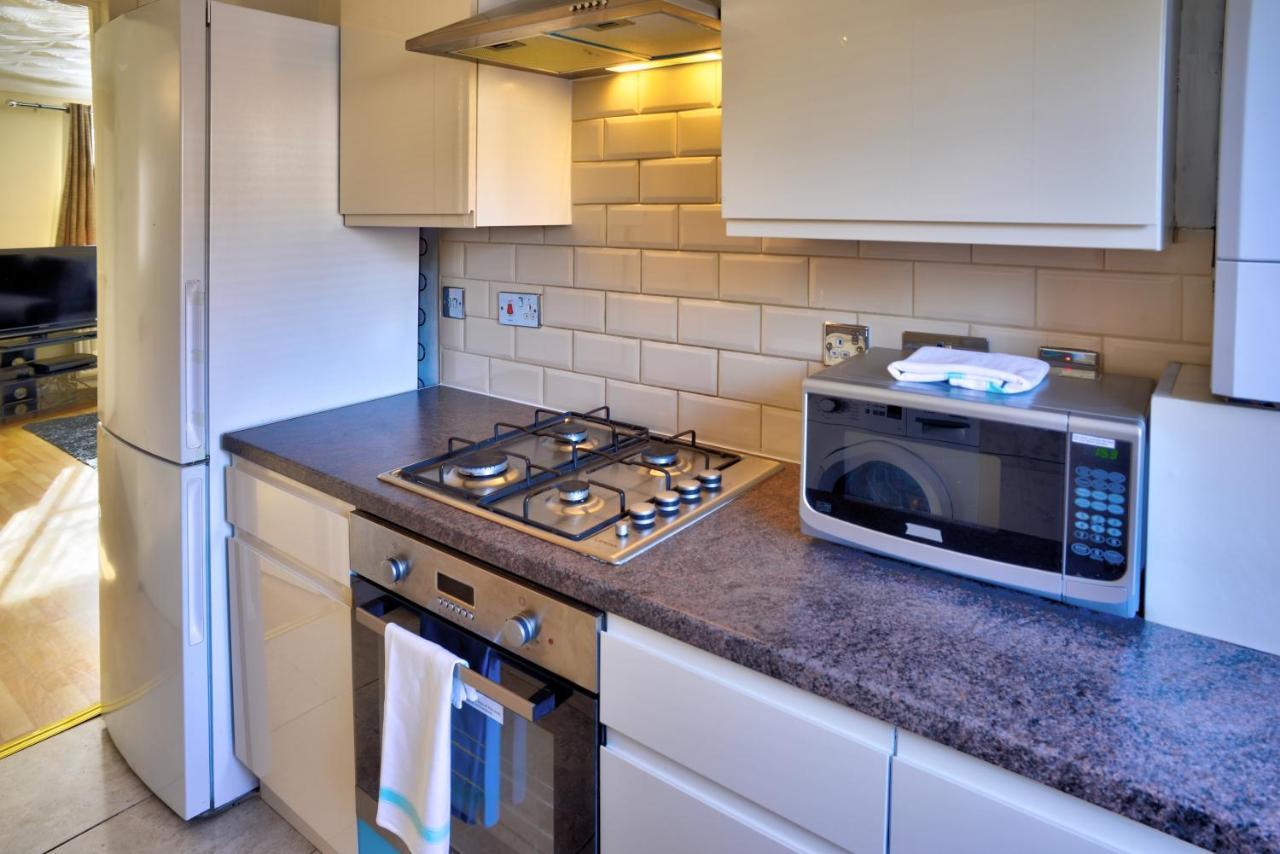 Modern & Spacious - Walk To London Excel- Parking エクステリア 写真