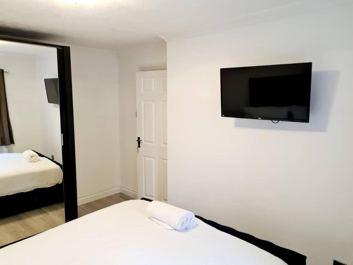 Modern & Spacious - Walk To London Excel- Parking エクステリア 写真