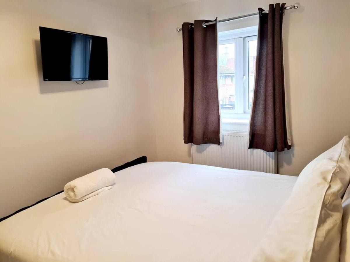 Modern & Spacious - Walk To London Excel- Parking エクステリア 写真