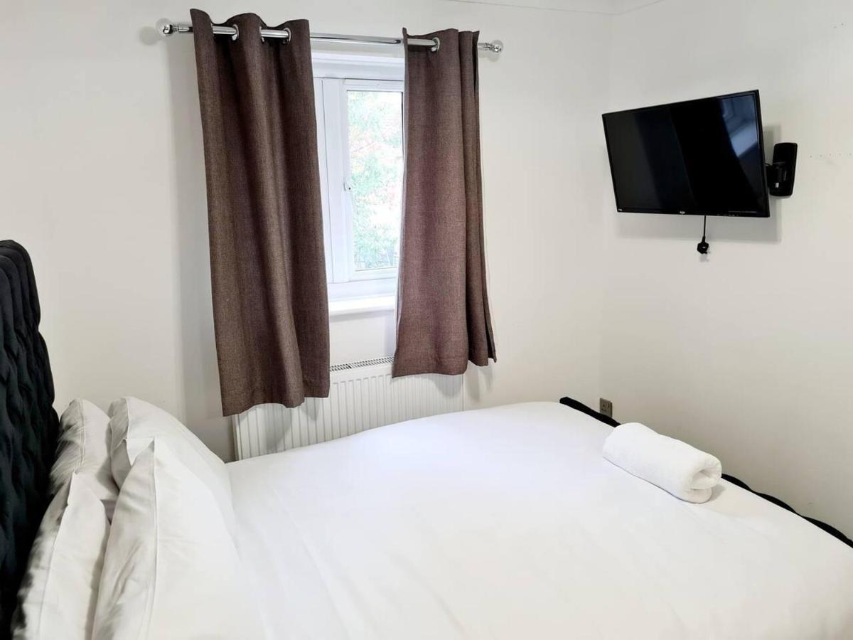Modern & Spacious - Walk To London Excel- Parking エクステリア 写真