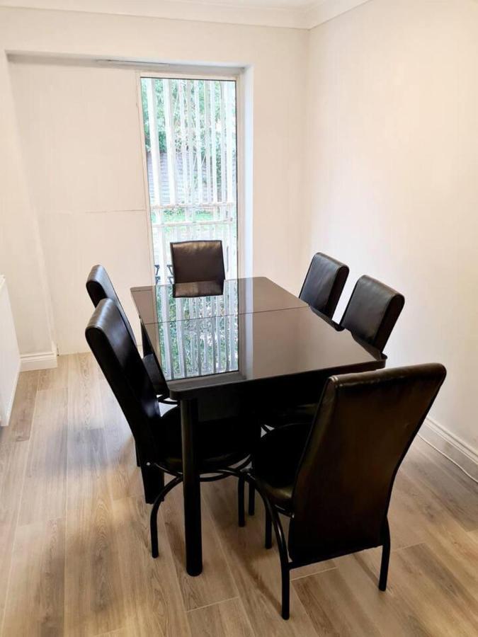 Modern & Spacious - Walk To London Excel- Parking エクステリア 写真