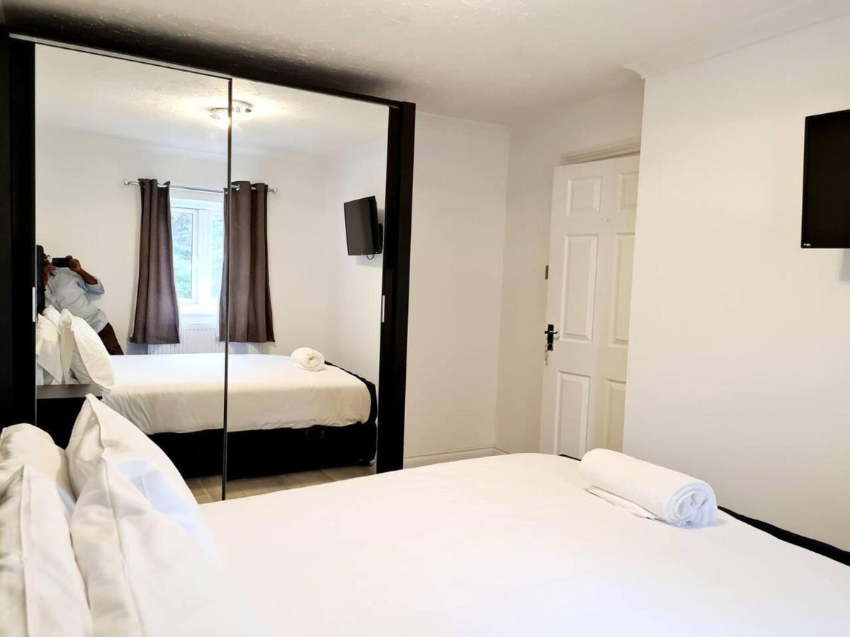 Modern & Spacious - Walk To London Excel- Parking エクステリア 写真