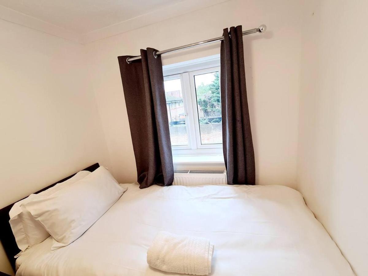 Modern & Spacious - Walk To London Excel- Parking エクステリア 写真