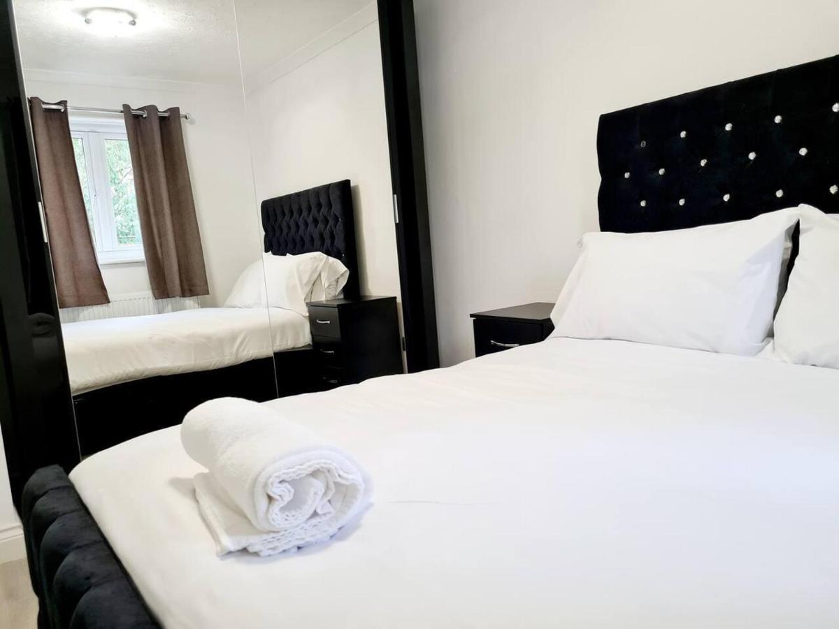 Modern & Spacious - Walk To London Excel- Parking エクステリア 写真